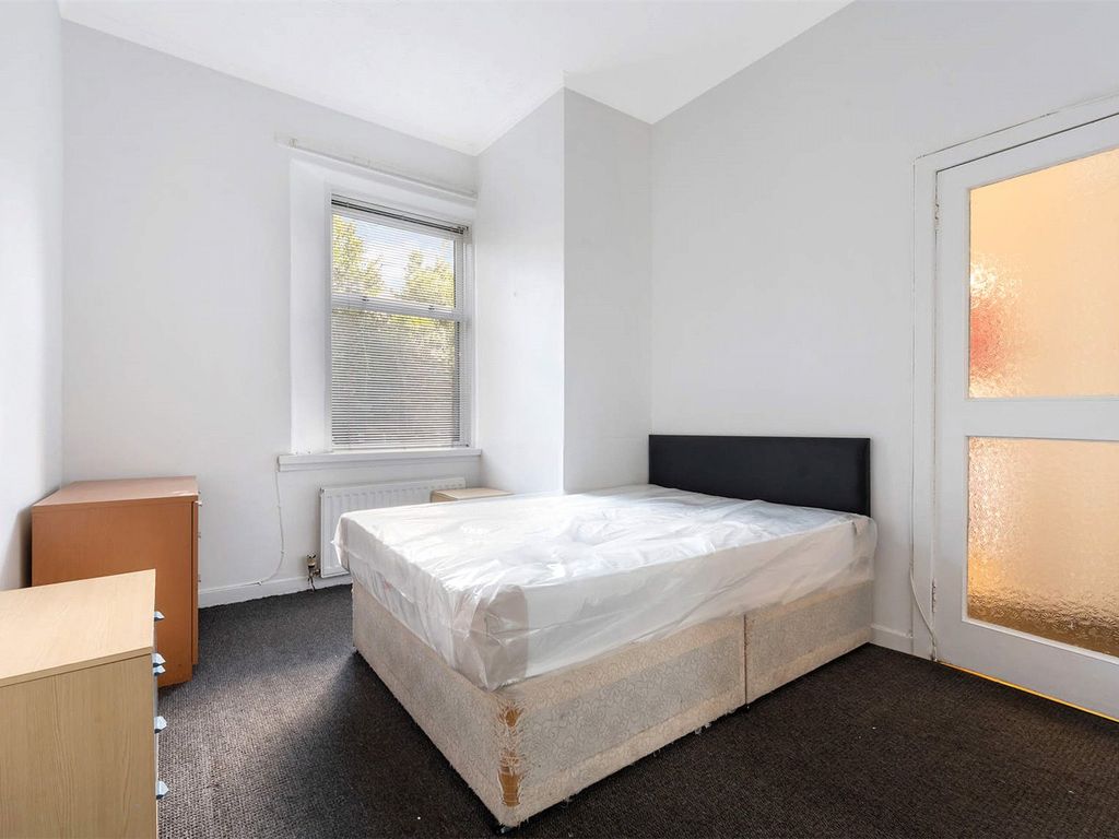 2 bed flat for sale in Bruce Street, Stirling, Stirlingshire FK8, £100,000