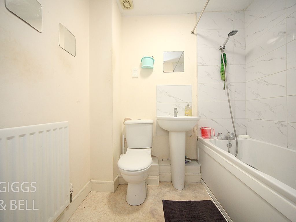 2 bed flat for sale in Primrose Close, Luton, Bedfordshire LU3, £200,000