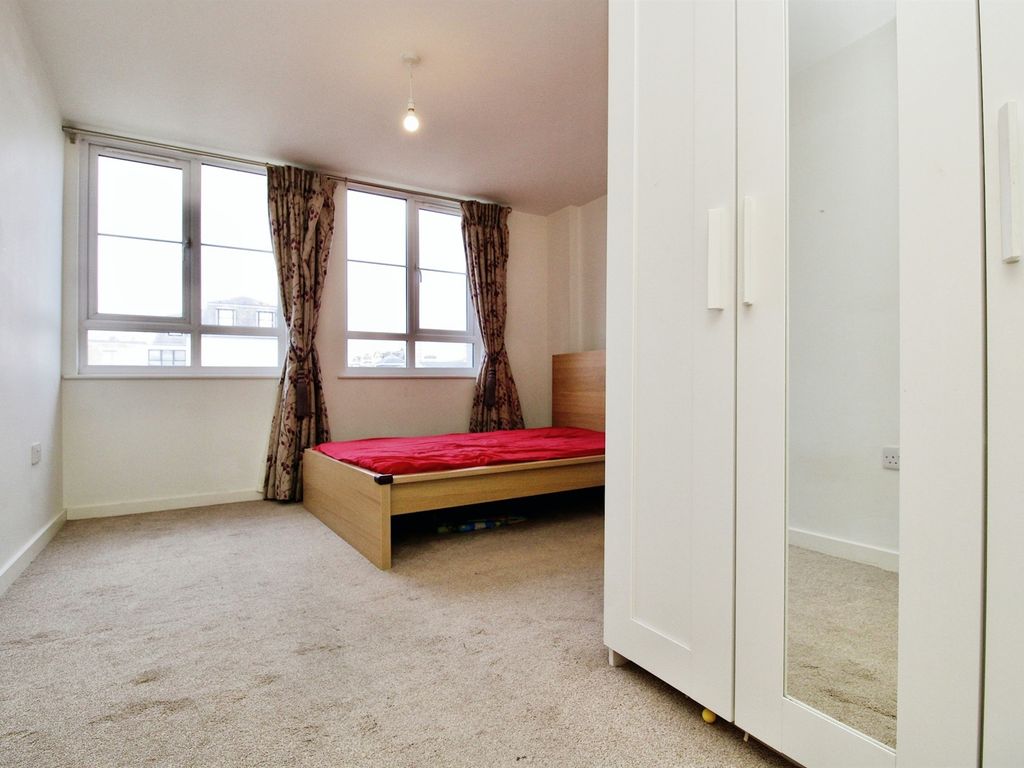 2 bed flat for sale in West Bute Street, Cardiff CF10, £180,000