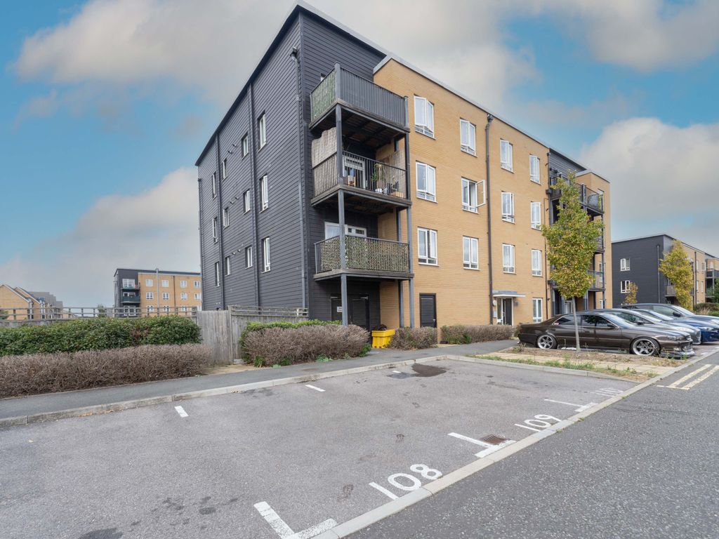 2 bed flat for sale in Oak Tree House, Grays, Essex RM20, £240,000