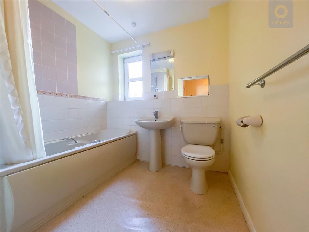 1 bed flat for sale in College Court, Eastern Road, Brighton BN2, £100,000