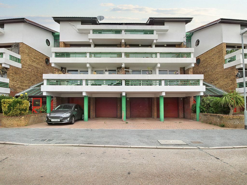 2 bed flat for sale in The Vale, Basildon SS16, £260,000
