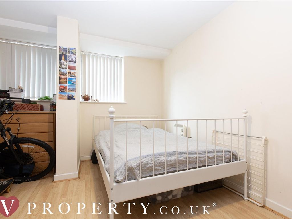 2 bed flat for sale in Avoca Court, Moseley Road, Digbeth, Birmingham B12, £170,000