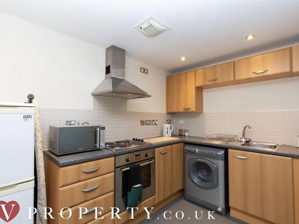2 bed flat for sale in Avoca Court, Moseley Road, Digbeth, Birmingham B12, £170,000