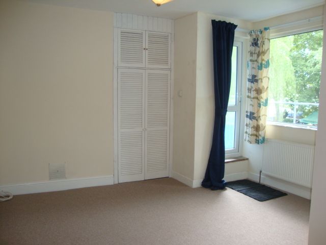 2 bed flat for sale in High Street, Newport NP18, £165,000