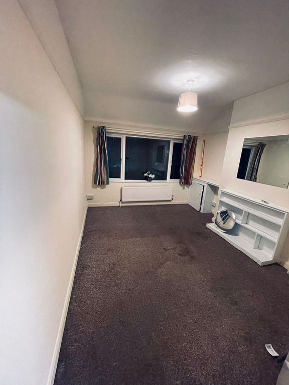 2 bed maisonette for sale in Farnham Road, Slough, Berkshire SL2, £250,000