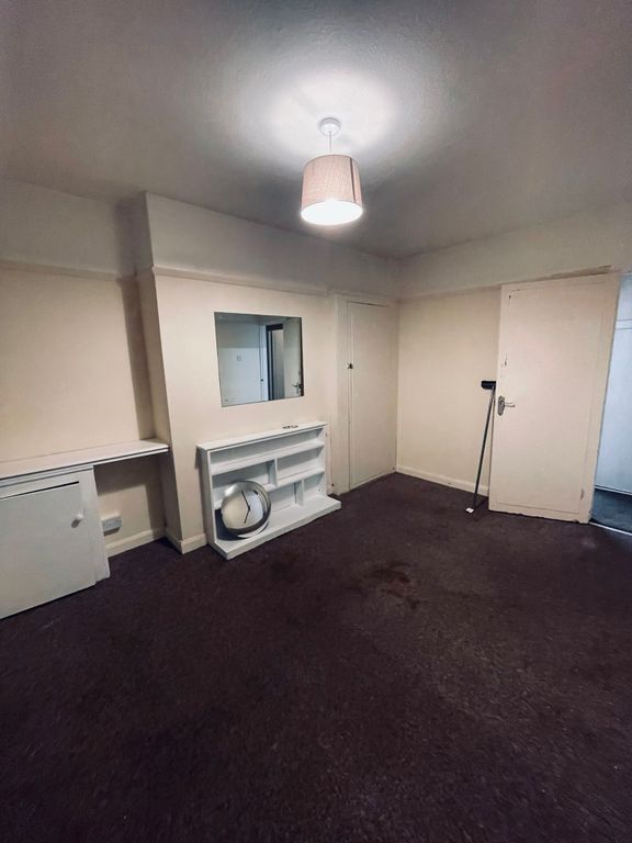 2 bed maisonette for sale in Farnham Road, Slough, Berkshire SL2, £250,000