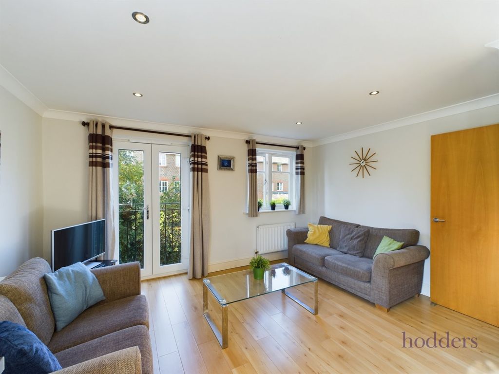 1 bed flat for sale in Weylands Court, 2-6 Corrie Road, Addlestone, Surrey KT15, £225,000