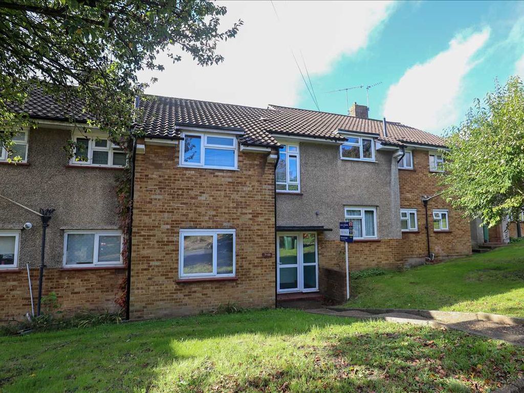 2 bed flat for sale in Whitethorn Avenue, Coulsdon CR5, £290,000