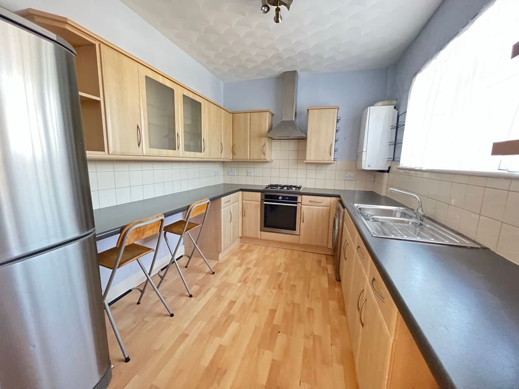 2 bed flat for sale in New North Road, Hainault IG6, £270,000