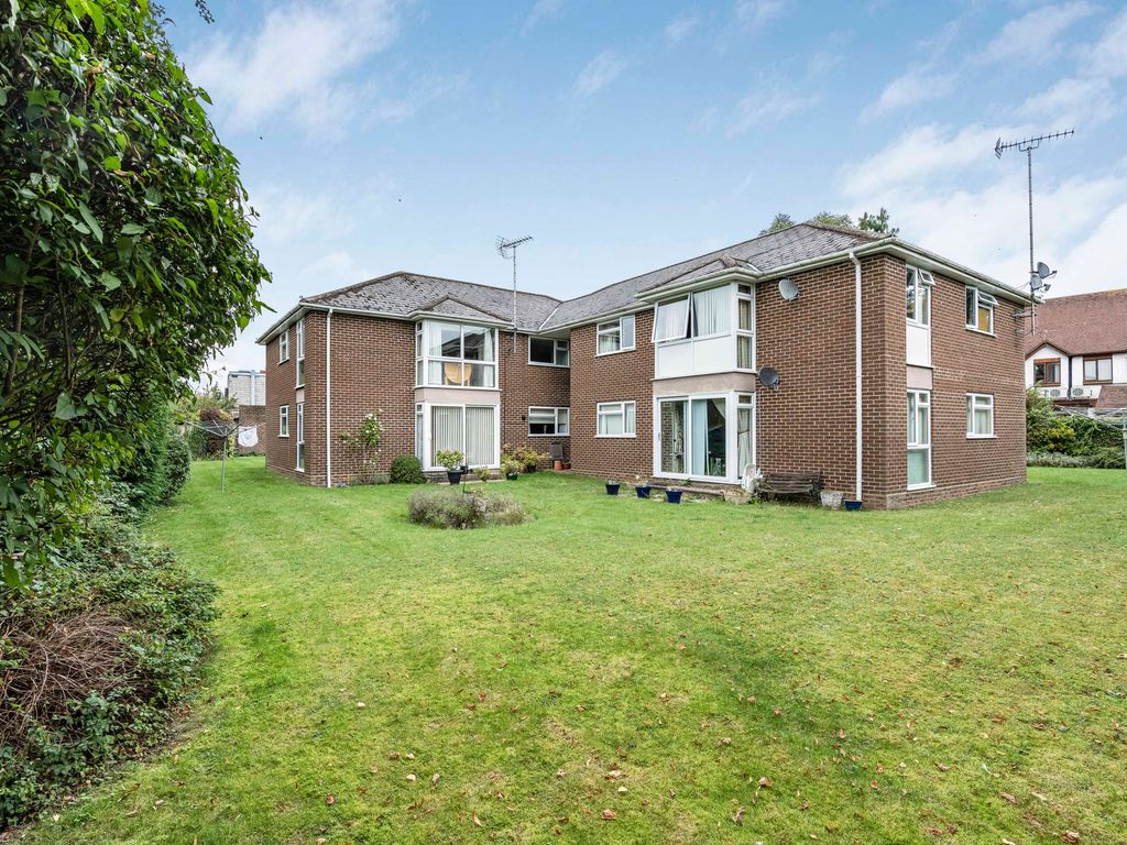 3 bed flat for sale in Old Kiln Road, Flackwell Heath HP10, £325,000