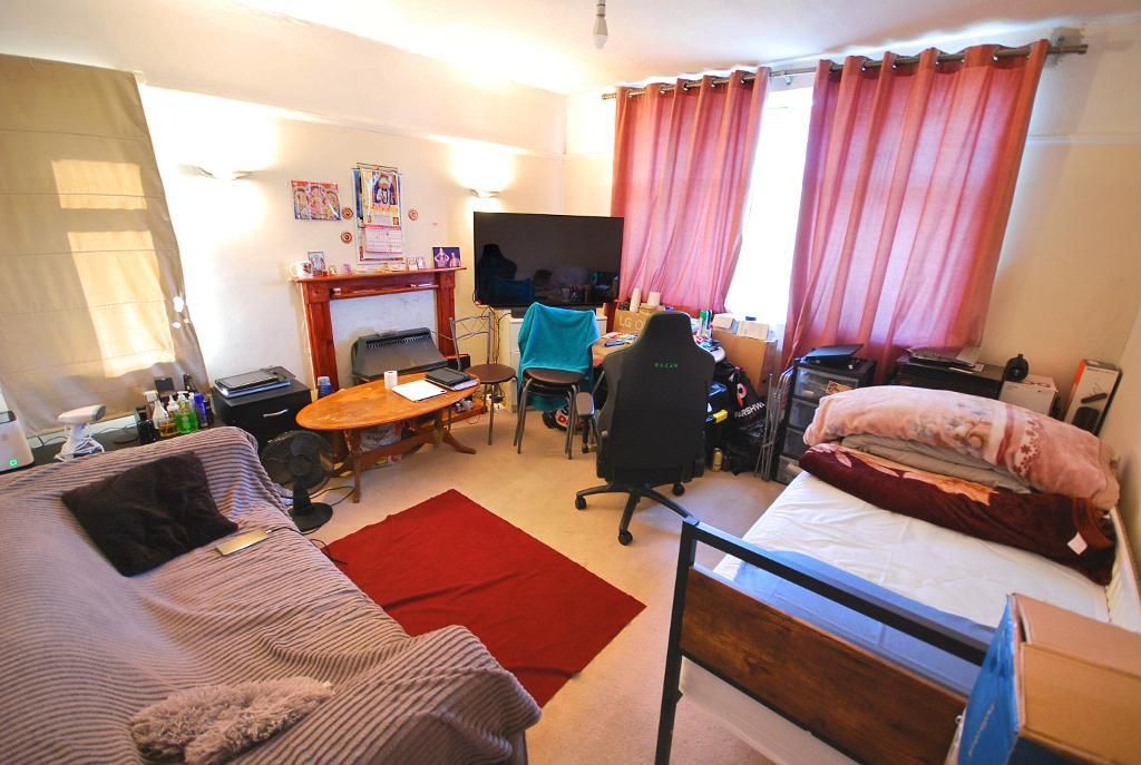 2 bed flat for sale in Clifford Road, Wembley, Middlesex HA0, £299,950