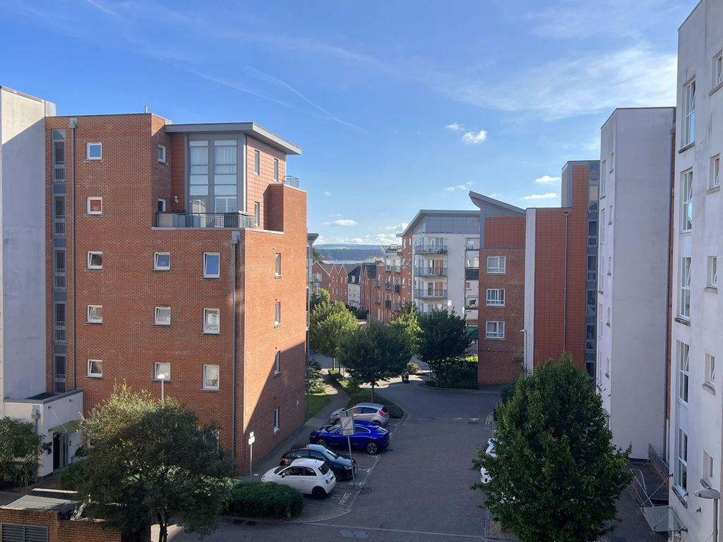 2 bed flat for sale in Avenel Way, Poole BH15, £250,000