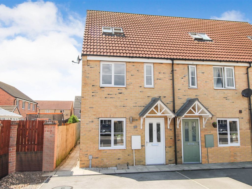 3 bed end terrace house for sale in Blackthorn Close, Selby YO8, £200,000