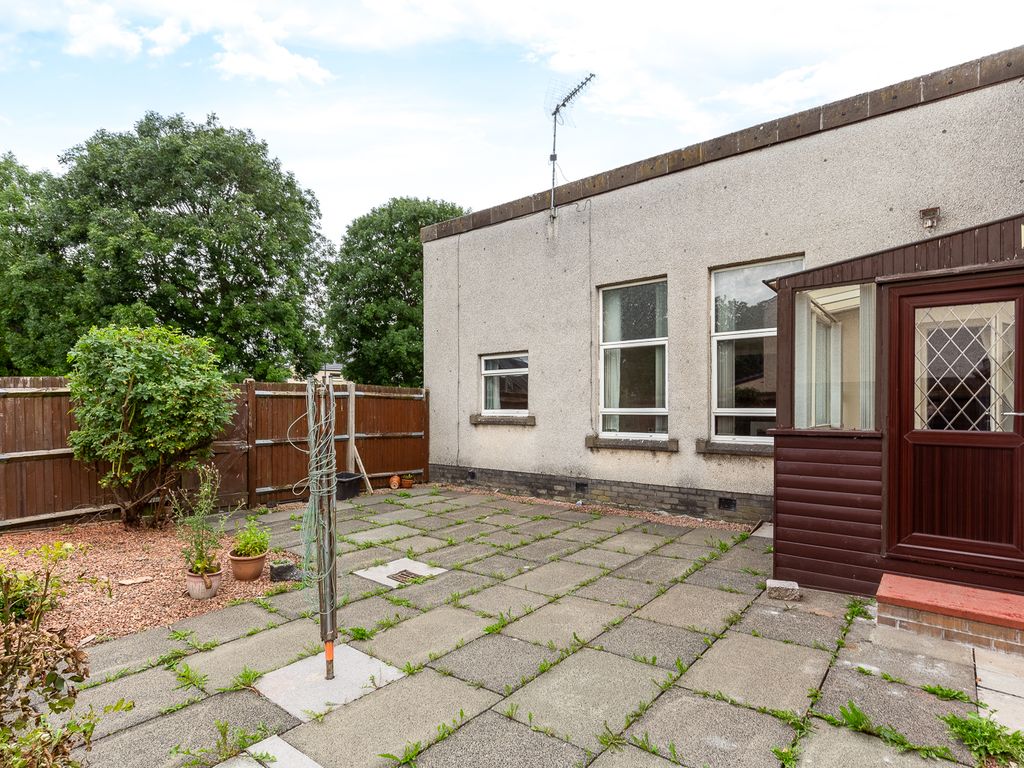 3 bed bungalow for sale in Grampian Crescent, Grangemouth FK3, £179,995