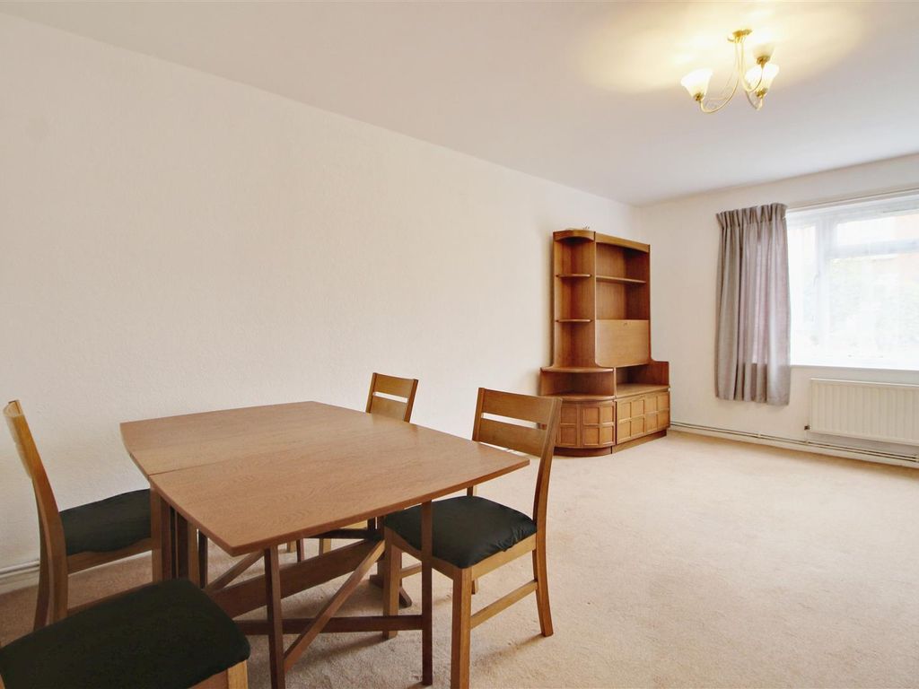 2 bed flat for sale in Stanley Road, Enfield EN1, £325,000