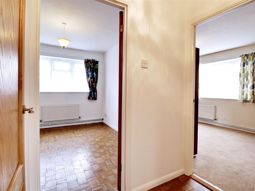 2 bed flat for sale in Stanley Road, Enfield EN1, £325,000