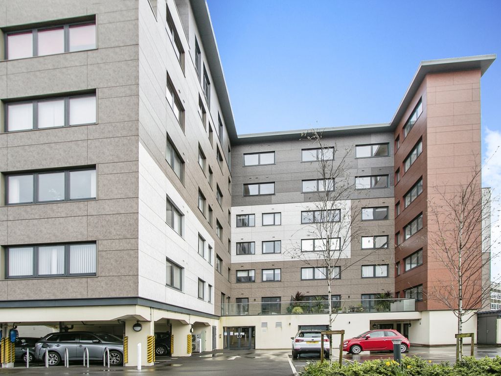 2 bed flat for sale in High Street North, Poole BH15, £110,000