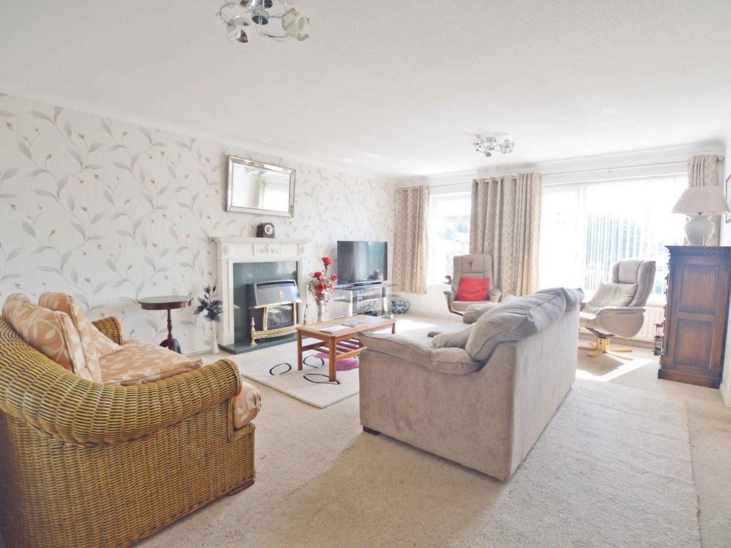 2 bed maisonette for sale in Firs Drive, Rugby CV22, £165,000