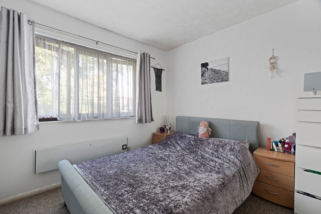 3 bed flat for sale in Victoria Road, Southampton SO31, £250,000