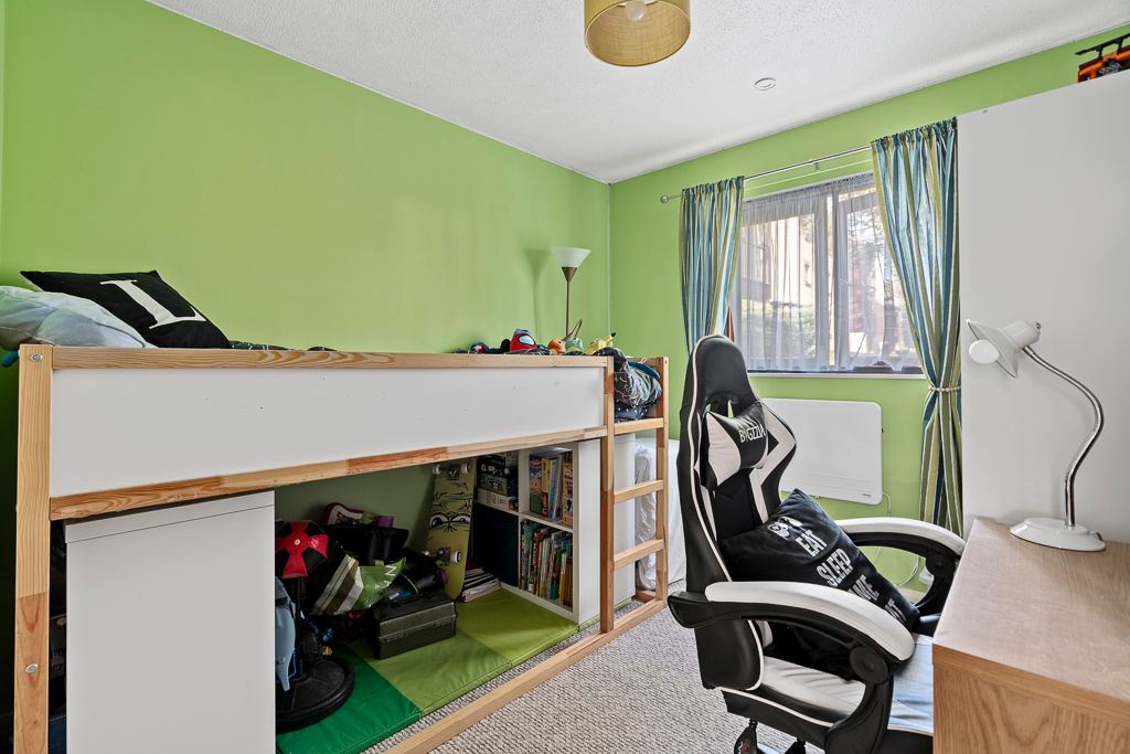 3 bed flat for sale in Victoria Road, Southampton SO31, £250,000