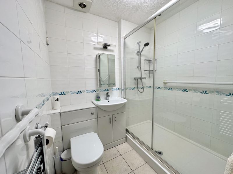 2 bed flat for sale in Parkhill Road, Bexley DA5, £320,000