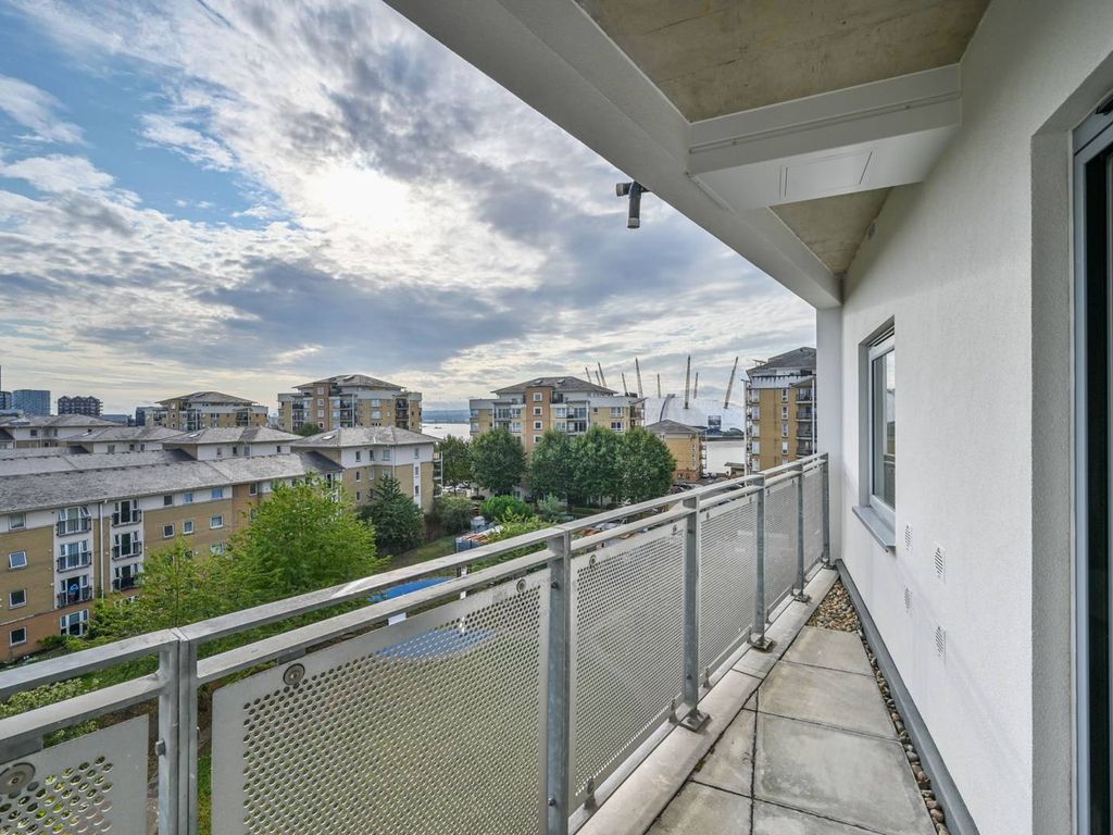 1 bed flat for sale in Explorers Court, Canary Wharf, London E14, £112,000