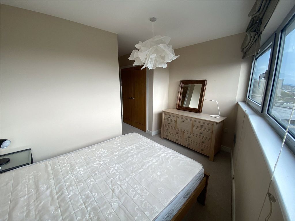 2 bed flat for sale in Altolusso, Cardiff CF10, £190,000