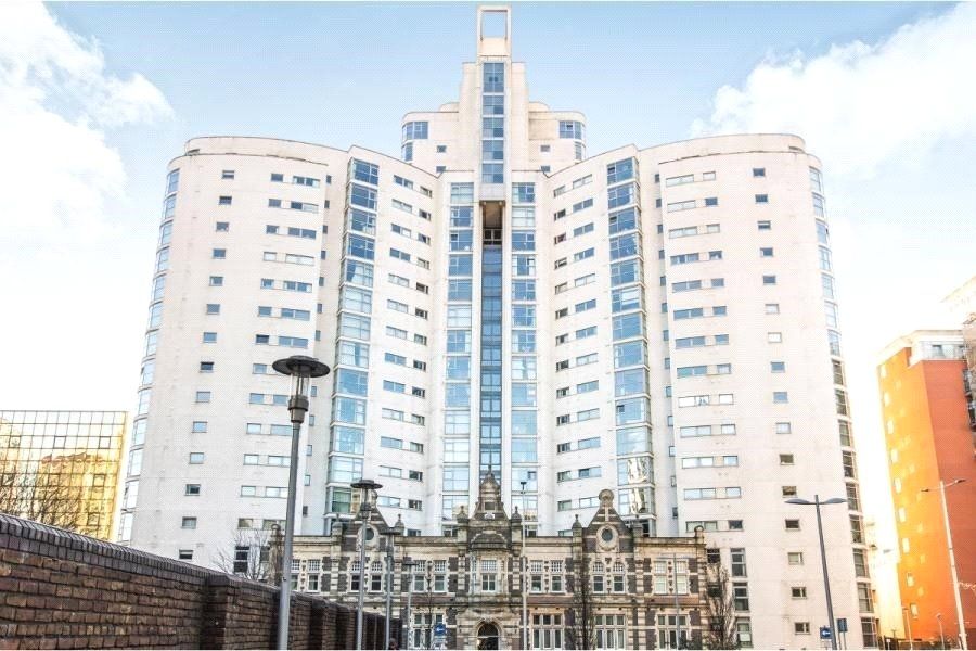 2 bed flat for sale in Altolusso, Cardiff CF10, £190,000