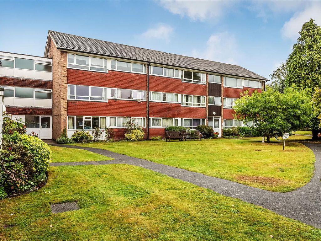 2 bed flat for sale in Master Close, Oxted RH8, £325,000