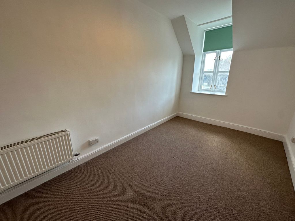 2 bed flat for sale in High Street, Newport NP18, £170,000