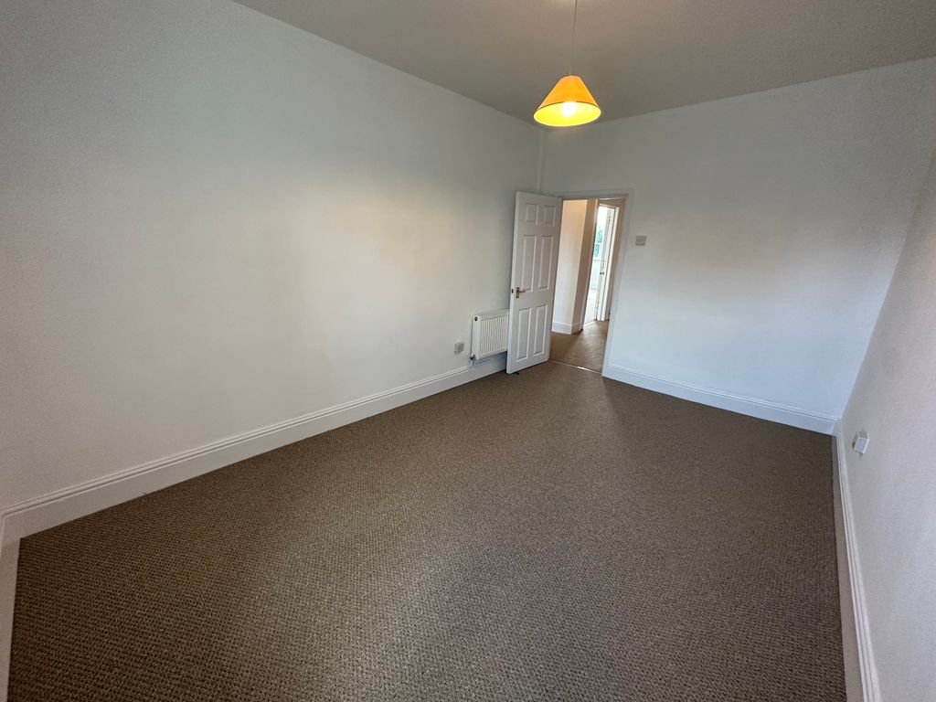 2 bed flat for sale in High Street, Newport NP18, £170,000