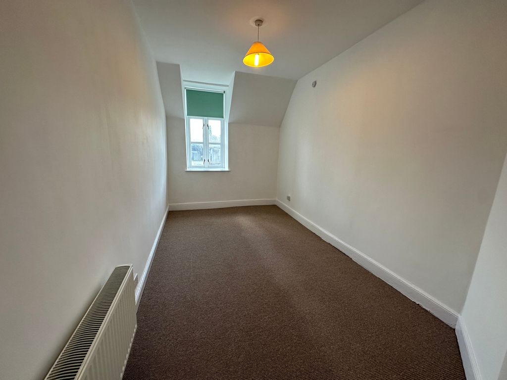 2 bed flat for sale in High Street, Newport NP18, £170,000