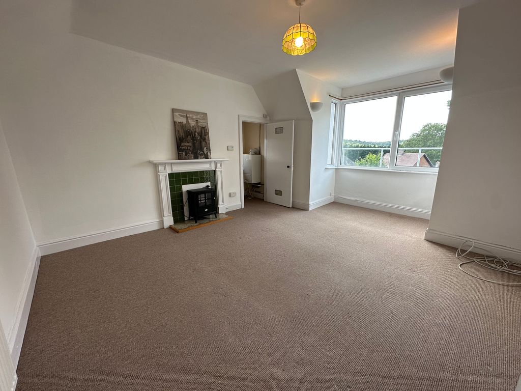 2 bed flat for sale in High Street, Newport NP18, £170,000