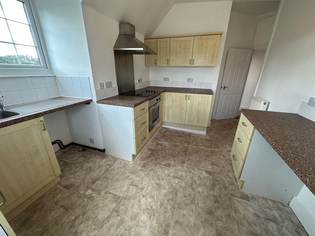 2 bed flat for sale in High Street, Newport NP18, £170,000