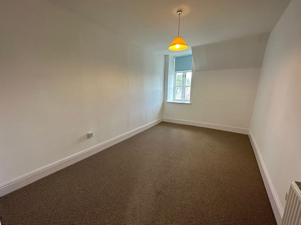 2 bed flat for sale in High Street, Newport NP18, £170,000