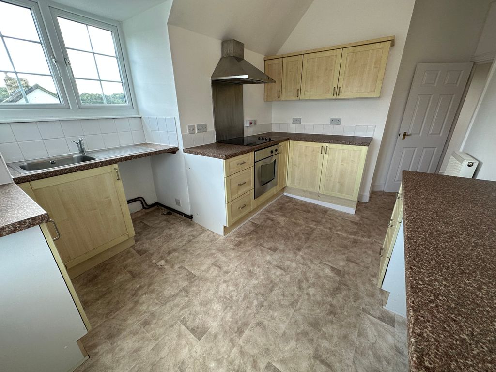 2 bed flat for sale in High Street, Newport NP18, £170,000