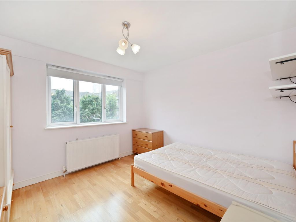 2 bed flat for sale in Dod Street, Limehouse E14, £325,000