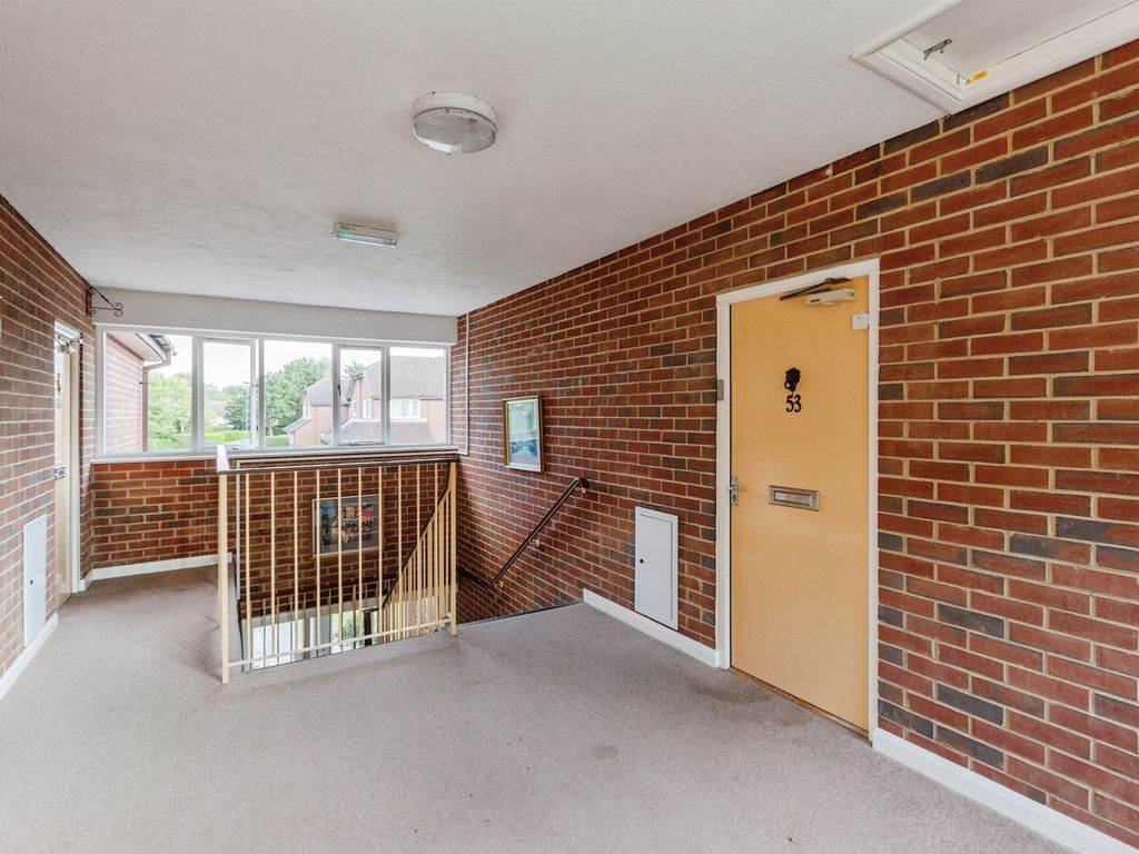 1 bed flat for sale in Ruskin Court, Newport Pagnell MK16, £125,000