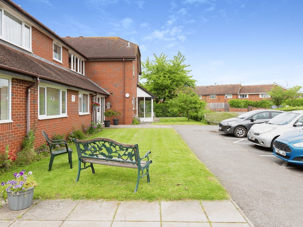 1 bed flat for sale in Ruskin Court, Newport Pagnell MK16, £125,000