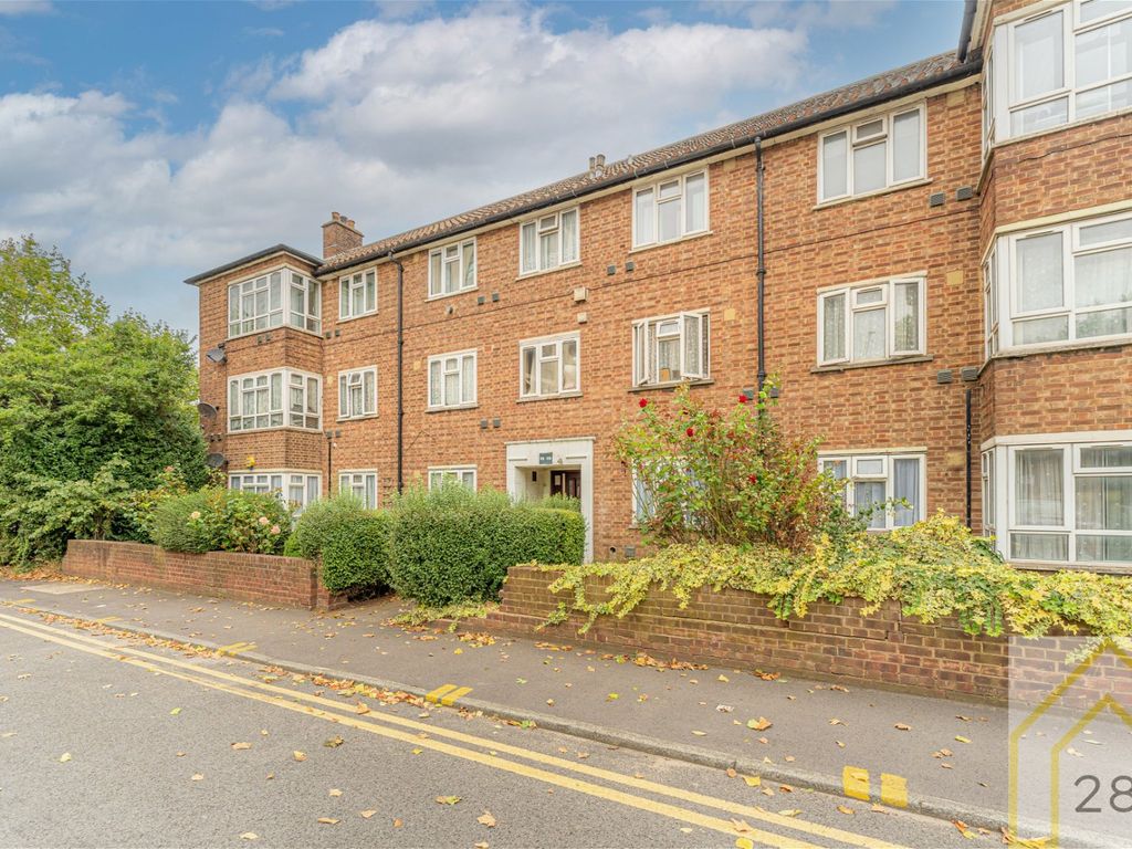 2 bed flat for sale in London Road, Barking IG11, £275,000