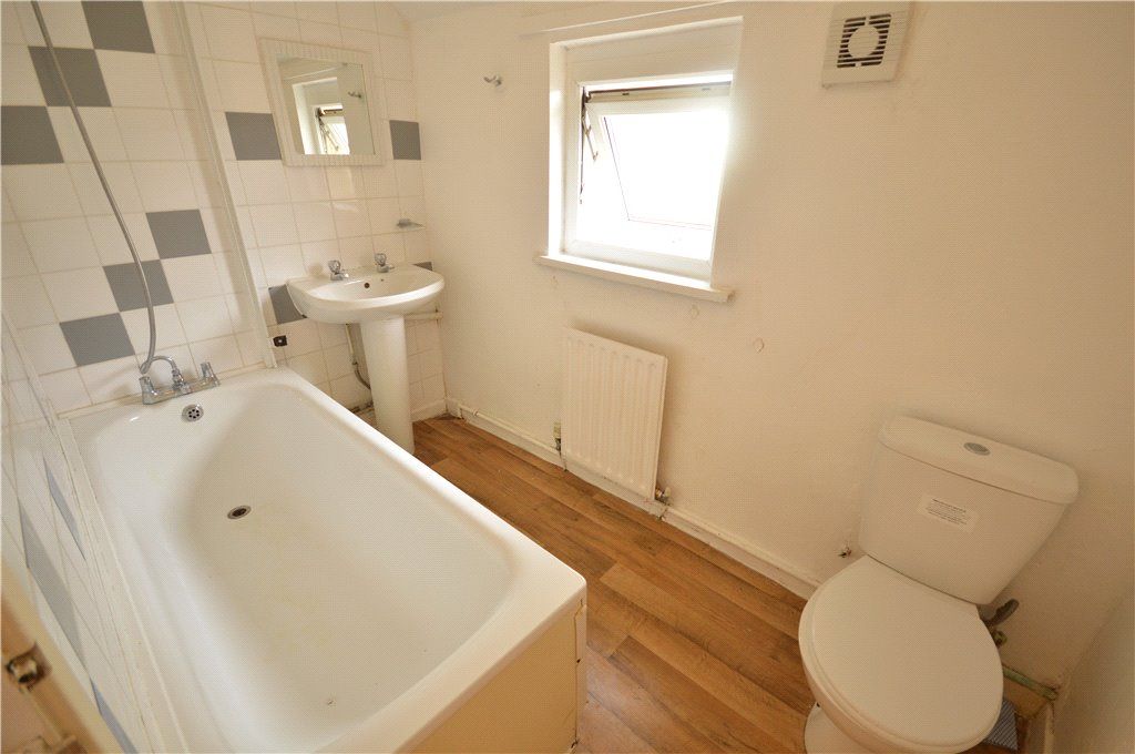 4 bed detached house for sale in Kent Street, Grangetown, Cardiff CF11, £250,000