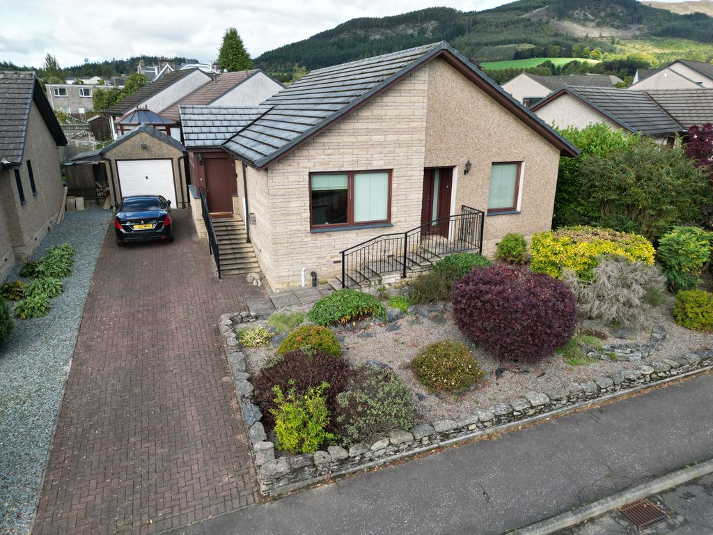 3 bed detached bungalow for sale in Knockard Place, Pitlochry PH16, £250,000