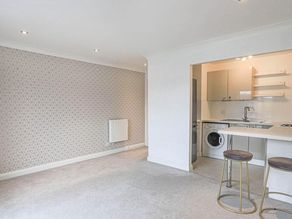 2 bed flat for sale in George Street, York YO1, £148,000