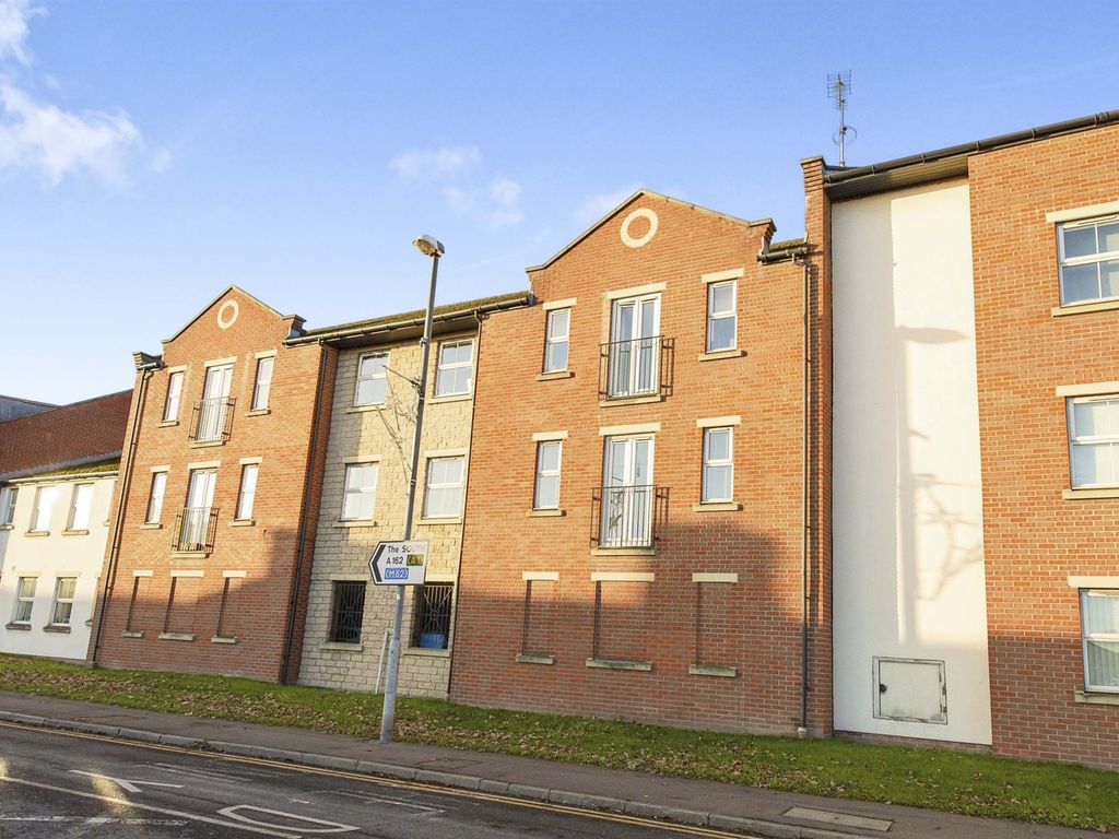 2 bed flat for sale in Ashdown Court, Knottingley WF11, £59,950