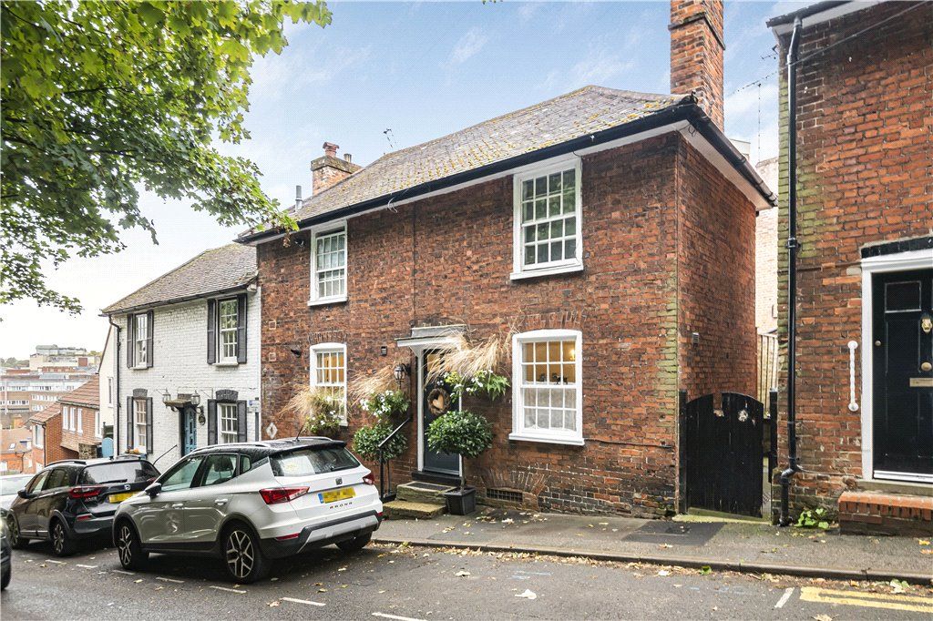 1 bed flat for sale in The Mount, Guildford, Surrey GU2, £325,000