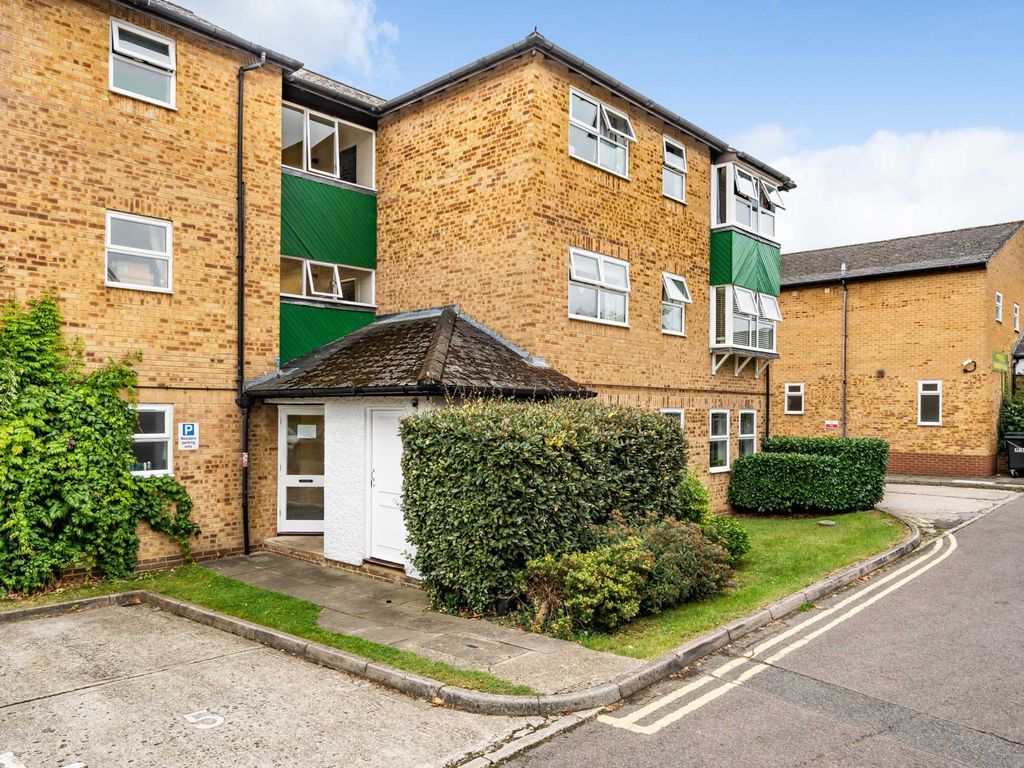 2 bed flat for sale in Woosehill Court, Wokingham RG41, £235,000