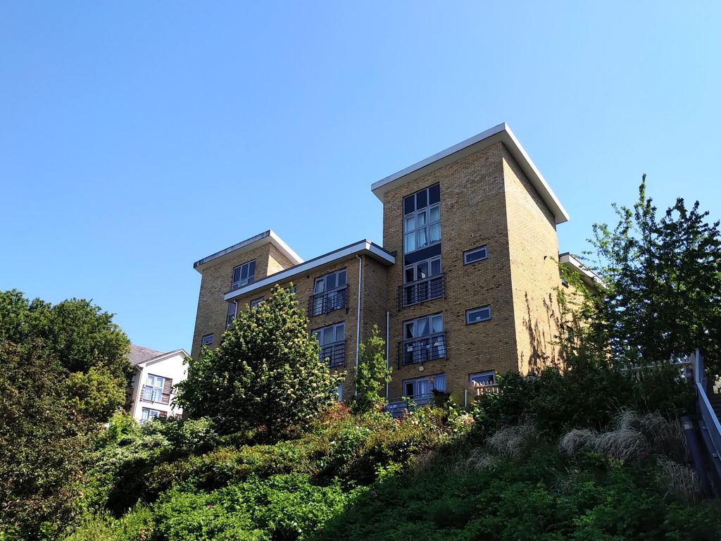 2 bed flat for sale in Arundel Square, Maidstone ME15, £168,000