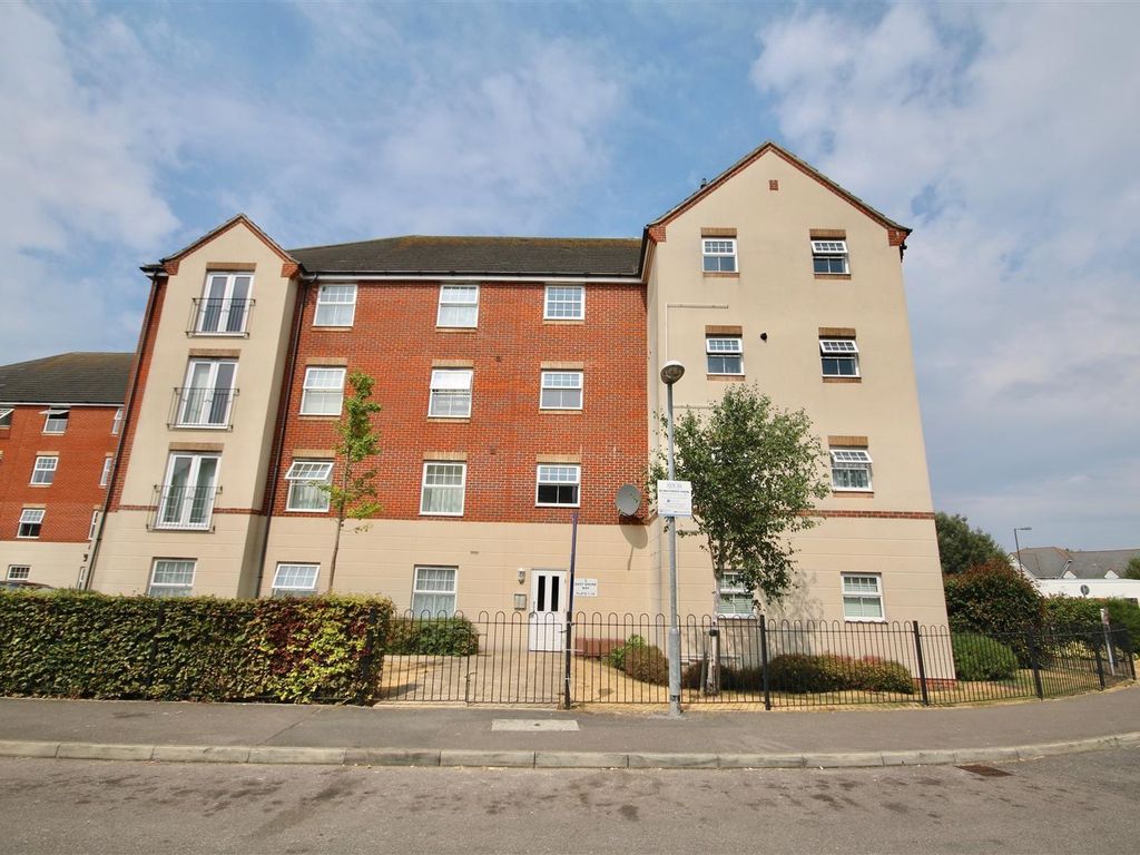2 bed flat for sale in East Shore Way, Portsmouth PO3, £180,000