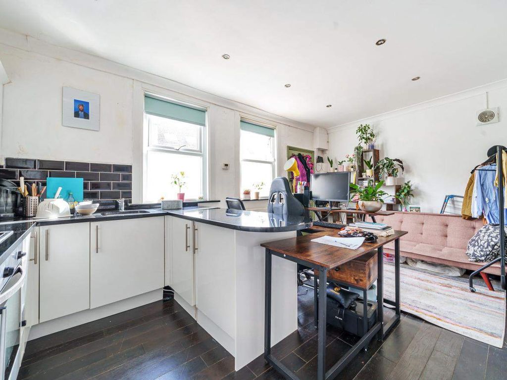 1 bed flat for sale in Greyhound Road, London W6, £300,000